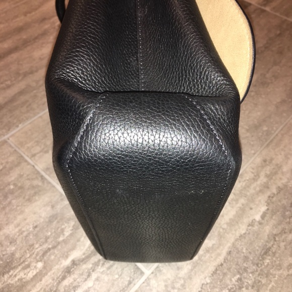 Auth Louis Vuitton Volta Black Leather Crossbody - Picture 4 of 8